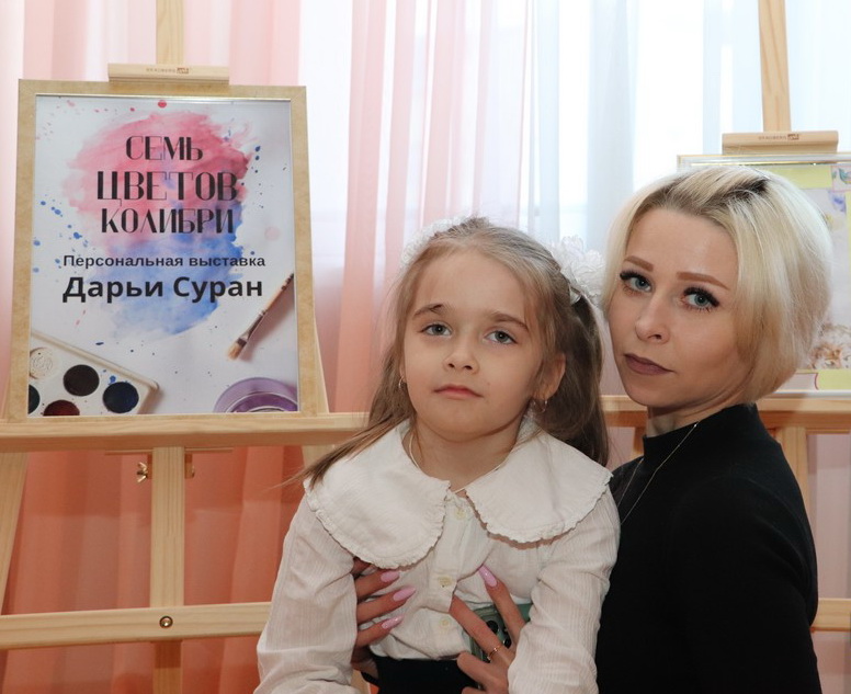 В Кореличах открылась персональная выставка рисунков учащейся средней школы №2  Дарьи Суран «Семь цветов колибри»