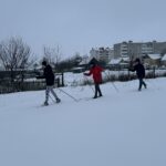 В ГУО “СШ №2 г.п. Кореличи” учащиеся с огромным желанием обновили лыжную трасу