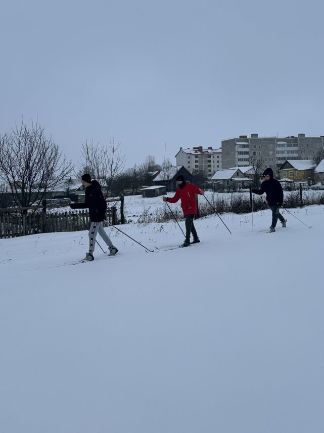 В ГУО “СШ №2 г.п. Кореличи” учащиеся с огромным желанием обновили лыжную трасу